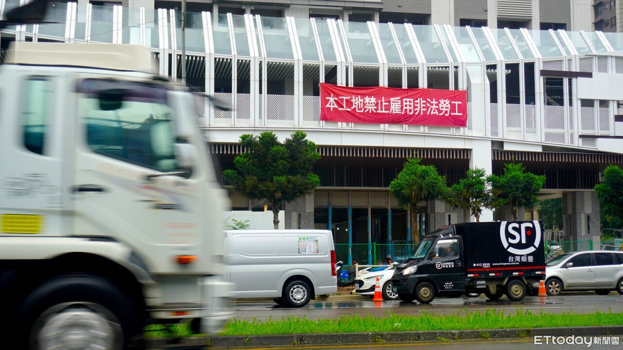 工地懸掛禁止雇用非法移工布條