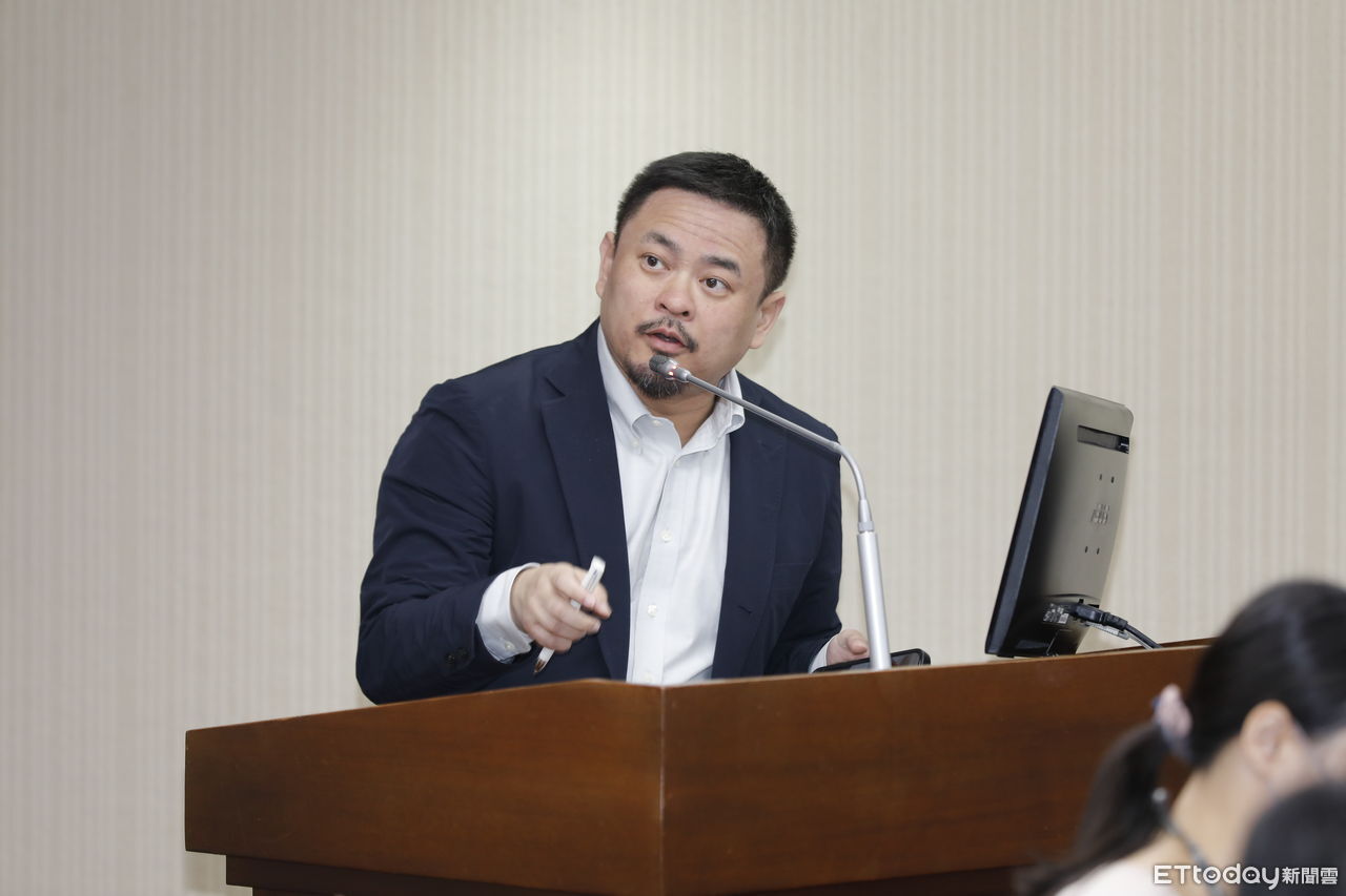 勞動部長洪申翰在立法院備詢
